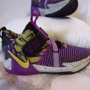 NIKE Kids LeBron Witness 7 Basketball Shoes